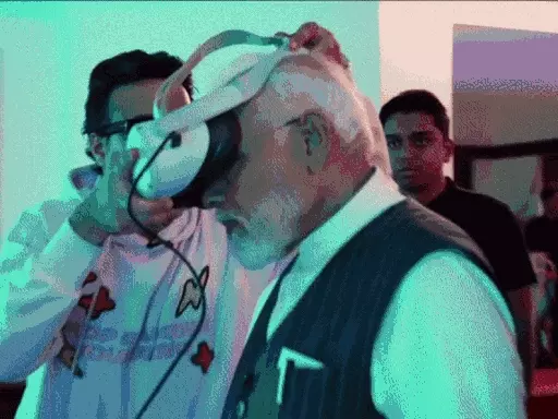 PM मोदी ने मोबाइल और वर्चुअल रियलिटी आधारित गेम खेले