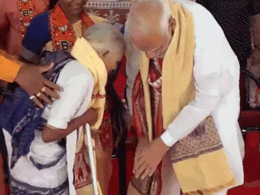 ओडिशा में PM मोदी ने पद्मश्री विजेता के पैर छुए