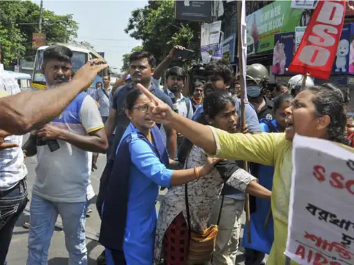 बंगाल में 25000 शिक्षकों की नियुक्तियां रद्द करने पर रोक