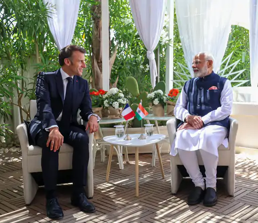 G7 समिट में जेलेंस्की से मिले PM मोदी, गले लगाया