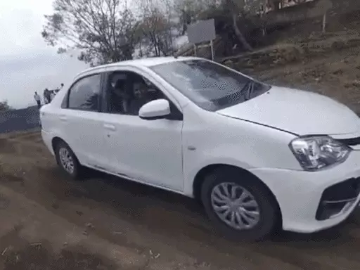 महाराष्ट्र में कार चला रही महिला खाई में गिरी