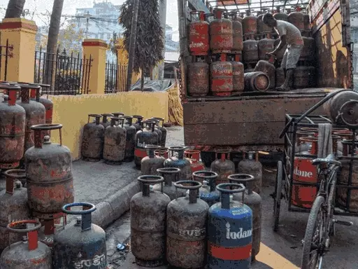 कॉमर्शियल LPG सिलेंडर ₹72 तक सस्ता हुआ