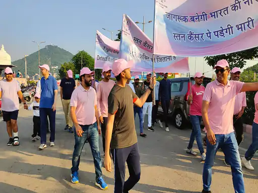 ब्रेस्ट कैंसर की जागरूकता लिए डॉक्टरों ने निकाली रैली