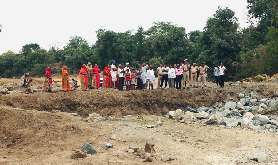 ठेकेदार द्वारा आम रास्ते में बन रहे एनिकट का काम नहीं रोकने पर मौके पर पहुंचे एसडीएम, लगाई फटकार