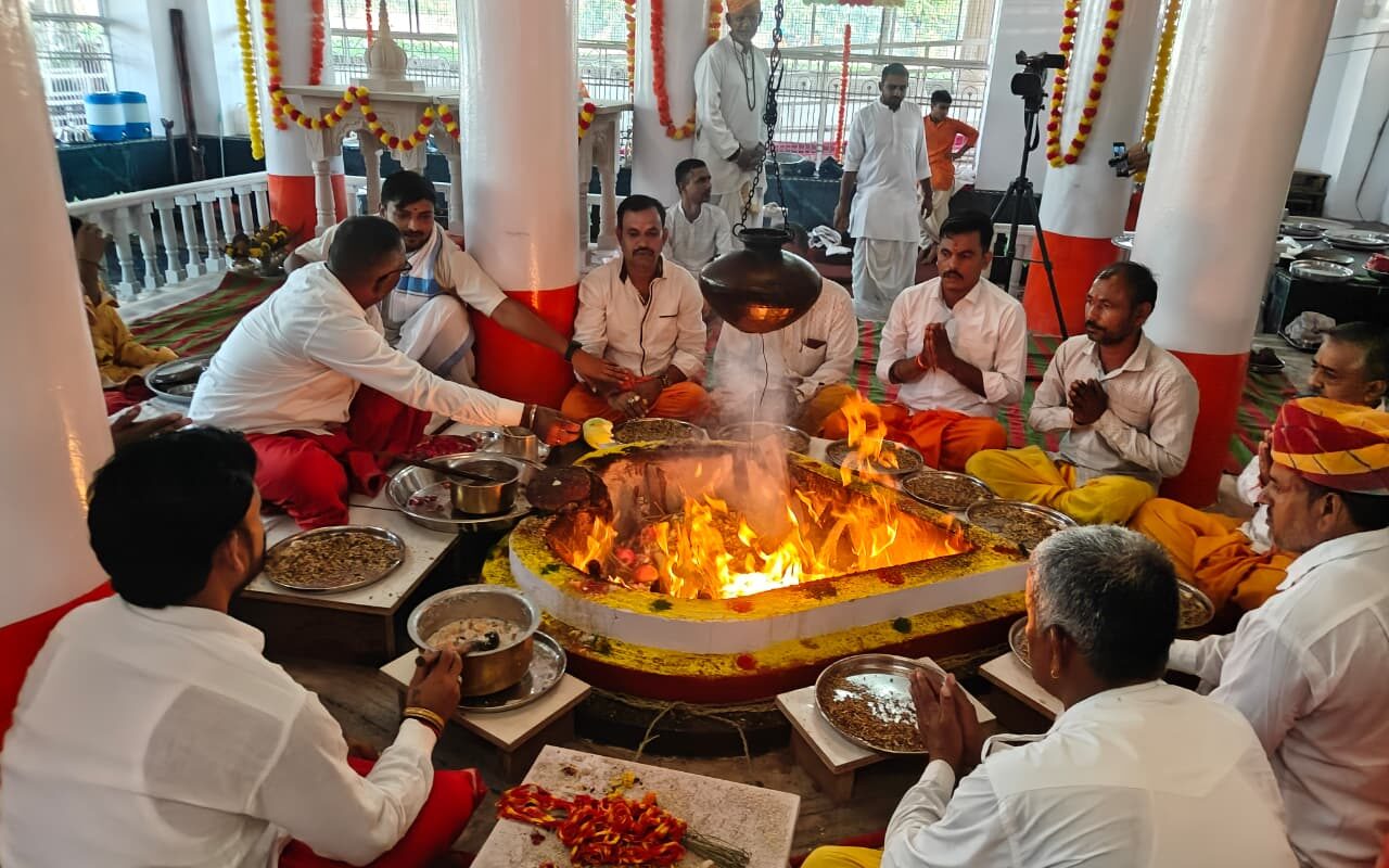 ईडाणा माताजी में शारदीय नवरात्र महोत्सव के तहत आयोजित दस दिवसीय धार्मिक कार्यक्रम का समापन विजयादशमी पर शतचंडी महायज्ञ की पूर्णाहुति के साथ हुआ